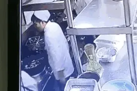 恶心！监控拍下餐厅厨师向炒菜锅吐口水，理由：嗓子不舒服！处理结果来了图片