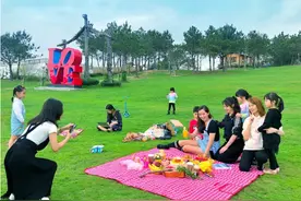花都最美露营基地，有房车、丛林帐篷、还有大草坪野餐、放风筝图片