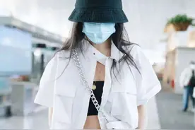 郑爽的衣品太难懂，穿红色雨靴录节目，真是让人眼前一亮图片