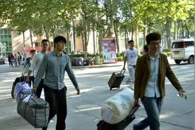 农村大学生：我一年赚30万，父母却认为没出息，只因为这个原因图片