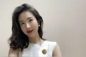 总裁夫人一袭白裙优雅亮相，被赞穿衣高级，张大奕晒照不敢露正脸图片