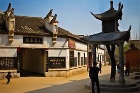 陕豫鄂交界处有一条街，素有一脚踏三省之称，是旅行打卡必去之地图片