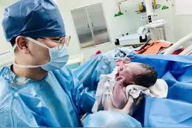亲手给自己老婆接生！杭州小伙抱着宝宝感叹：我可太牛了图片