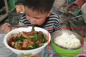 儿子在幼儿园一顿吃4大碗饭，老师找到家长，聊过后两人都气笑了图片