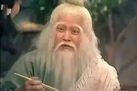 女孩躲厨房“偷吃”烤鸭，被逮后表情萌化，网友：唯美食不可辜负图片