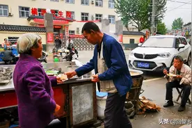 豫西山区聋哑人摆摊卖羊肉汤创出品牌，算账找零钱很快捷还不出错图片