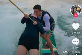 贾乃亮李小璐被曝同游三亚，同杜江夫妻冲浪，多个细节对应疑复合图片