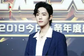 肖战烫微卷短发露额头，穿一身蓝色条纹西装出席盛典，绅士又帅气图片