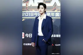 肖战烫微卷短发露额头，穿一身蓝色条纹西装出席盛典，绅士又帅气图片