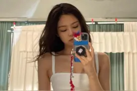 粉墨Jennie晒大尺度照，小腹零赘肉腰线叫绝，身材堪称女团天花板图片