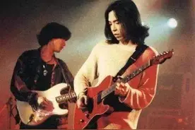 与周星驰相恋3年，下嫁穷小子为爱高龄产子，如今她后悔了吗？图片