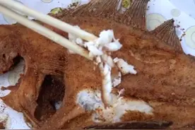 山东人气煎鱼摊，用奔驰来拉货，4小时卖6000元，老板赚了两台车图片