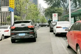 成都：“温馨提示卡”管不住？再占道乱停要遭起！图片