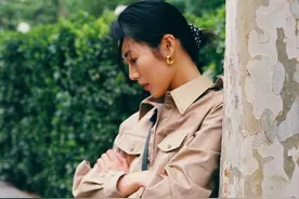 她是现役“国模第一”，今穿工装衬衫配直筒裤，站大街上帅气十足图片