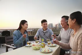 借钱给弟弟买房，债主找上门后父母放弃了房子，最终将我赶出家门图片