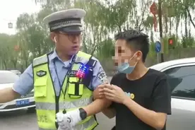 小伙当街“抱警”竟为这件事？遇到传销活动需警惕！图片