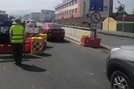 小车和摩托可过桥！梅城三角跨线桥西往东方向交通管制有调整图片