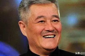 赵本山被赞接地气，拍戏间隙不忘和老乡合影，场面温馨图片