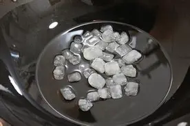 炒糖色，加水还是倒油？好多人都没弄清楚，难怪炒出来后又苦又黑图片