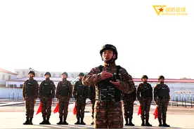 手榴弹投掷示范观摩，战味十足图片