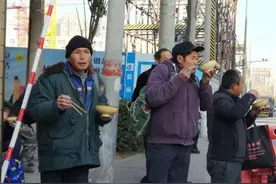 天寒地冻，农民工骑摩托回家，专家不解，面包车又不贵，咋不买个图片