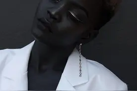 这位超级名模被建议漂白她的皮肤，但她的反应却鼓舞了全世界女性图片