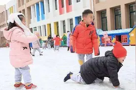 孩子总爱当“小跟班”，怎么回事？其中的原因父母要知晓，别不懂图片