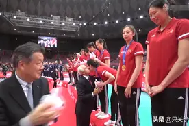 女排领奖台故事：颜妮不愿与颁奖嘉宾脸贴脸，丁霞领奖前反复确认图片