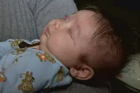 孩子天生就没有眼睛，父母不离不弃，父母该如何对付残疾儿童？图片