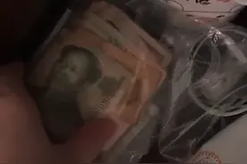 广东一女子无意间翻出丈夫私房钱，打开一看不怒反笑：全是一毛钱图片