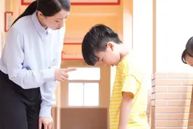 孩子被母亲扇耳光后跳楼！教育孩子时，请不要把孩子逼到墙角图片