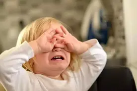孩子第一天上幼儿园不哭也不闹，家长别当成“懂事”，当心是病图片