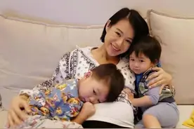 41岁胡杏儿挺7个月孕肚，左右手各抱一娃，母子四人同框太温馨图片