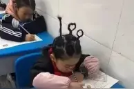 期末考试，小女孩100分头型震慑其他选手，网友担心：男孩咋办图片