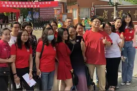高考考场外，各科老师的面部表情极具特色，英语老师尤其引人注目图片