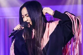 徐佳莹演唱会亮相，身穿流苏卫衣搭配丝绒裤，修长美腿简直太迷人图片