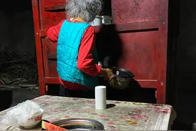 走进简阳永兴宫，81岁老道长守着道观，仍每天劳作自食其力的生活图片