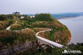 嘉陵江上的礼安古镇图片