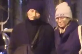 69岁徐克与小30岁女友甜蜜约会，女方全程腻歪，同框似两代人图片