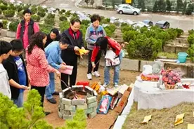 演员饰演的玉皇大帝太逼真，结果被印到了冥币上，本人直言很头疼图片