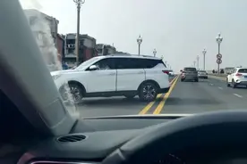 惊险！开着车门开车！大桥上强行压线掉头图片