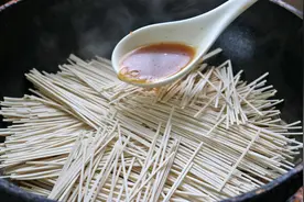 面条别再煮着吃了，换种新做法，我家一周吃7次，简单营养又解馋图片