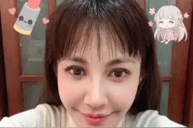 她被赞是baby的高配版，38岁大眼微笑唇很少女，却嫁普通丑老公图片