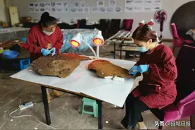 省文物考古所派专家对大安出土的“辽代酒锅”开展修补工作图片