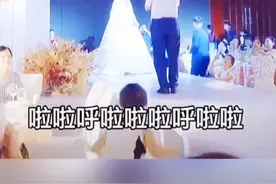 泪目。女儿婚礼上，父亲为女儿深情演唱亲亲我的宝贝图片