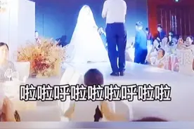 泪目。女儿婚礼上，父亲为女儿深情演唱亲亲我的宝贝图片