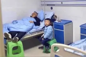 “佛系爷爷”火了，陪孩子输液自己睡床上，儿媳看到后黑脸图片
