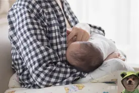 在家母乳喂养宝宝时，亲人不懂回避咋办？三个方法教宝妈轻松应对图片