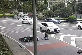 渝中警讯丨好霸道！小车压实线横跨2个车道撞倒直行摩托车图片
