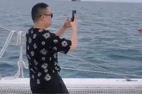 岳云鹏妈妈三亚坐游艇出海，满头白发笑容灿烂，拍照十分在意形象图片